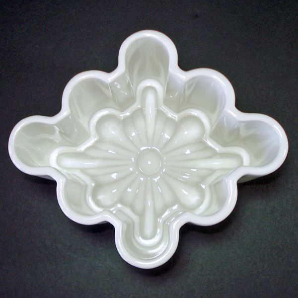 Hartstone Scallop Star Mold White Ceramic Crate and Barrel Clearance